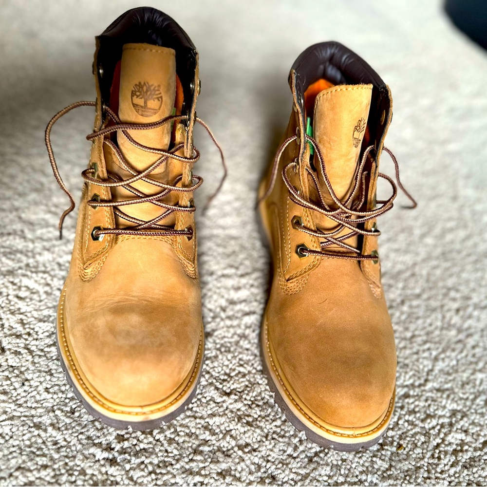 Like new Timberland Classic Boots.  Worn 2x. Woman size 8.5